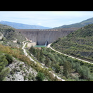 Die Staumauer des Embalse de Rules, die den Río Guadalfeo staut